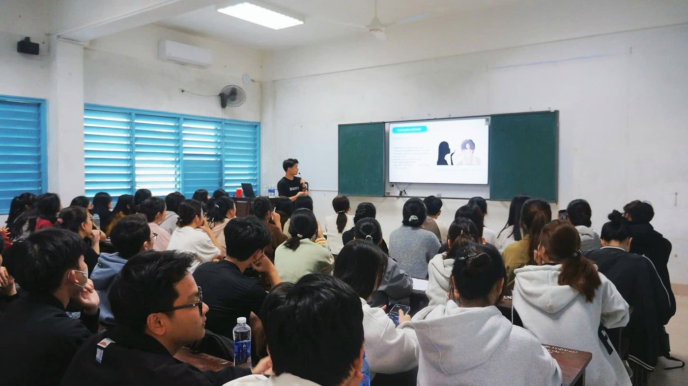 Lớp sinh viên đông kín