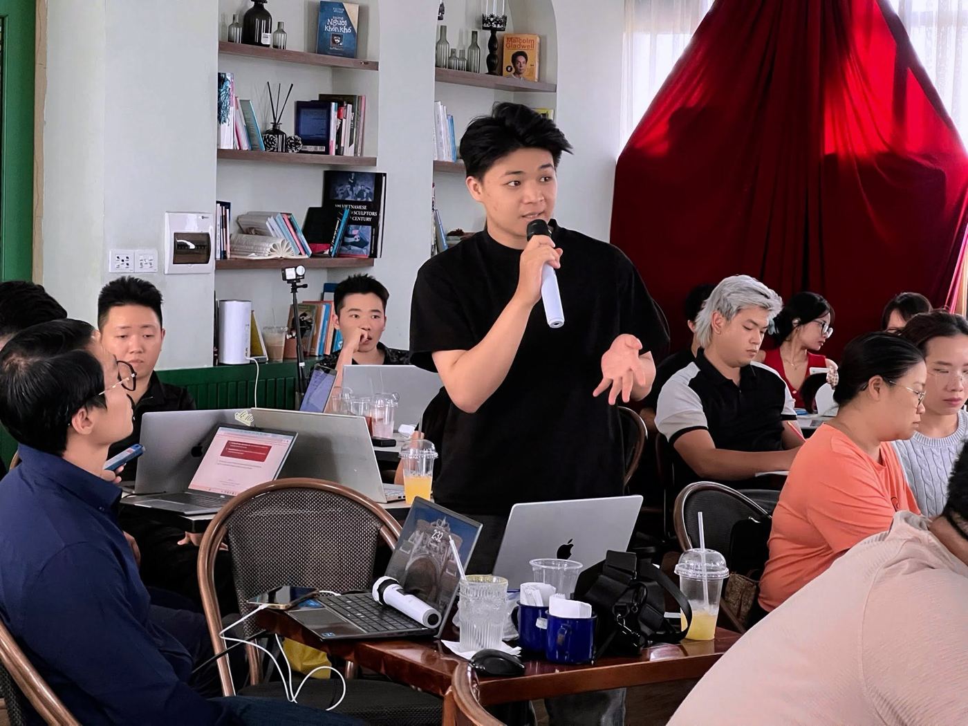 Hoàn cầm micro giảng giữa lớp